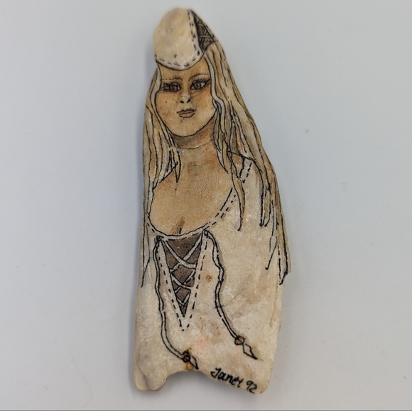 Hand painted Lady Figure Artist made On Oyster shell Brooch Vintage - Picture 3 of 12